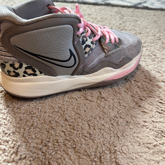 Basketball shoes. Nike Kyrie infinity Size 6.5 men’s and 8 women’s. - Picture 2 of 6